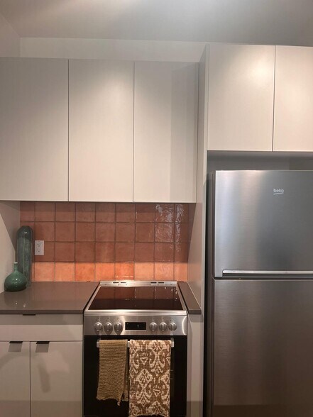 Building Photo - 329 Pacific Ave