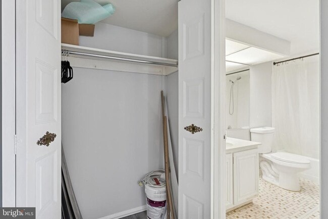 Building Photo - 6100 Westchester Park Dr