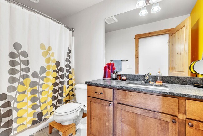 Building Photo - Furnished townhome w/ 2-car garage, backyard & EV charging