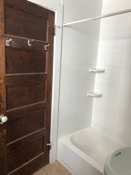 Building Photo - 4135 Roland Ave