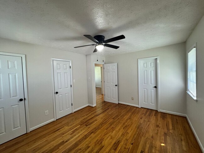 Building Photo - 4817 Hurley Dr