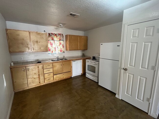 Building Photo - Perfect Elm Mott Duplex