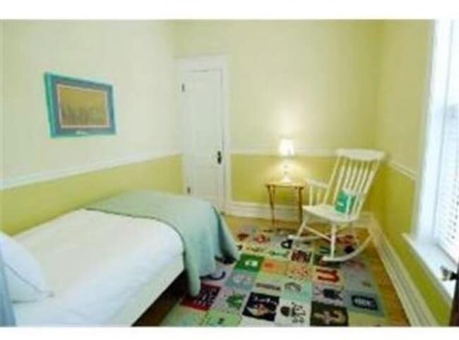 Building Photo - Available Aug 1st! Spacious top-floor 2bed...