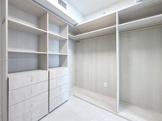 Building Photo - 1300 Brickell Bay Dr