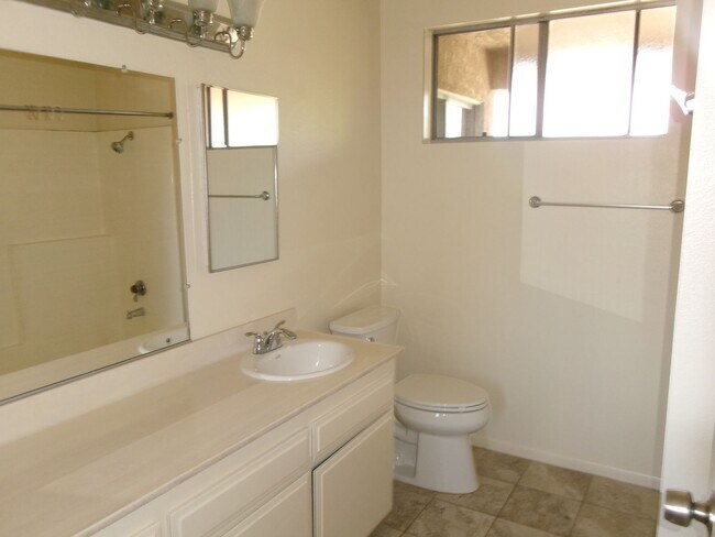 Building Photo - Clean and Ready - 3 bedrooms, 1 3/4 Bathrooms with back yard area.