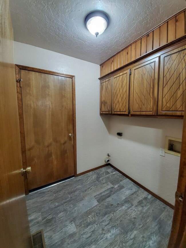 Building Photo - 3 bedroom 2 bath home in Shawnee