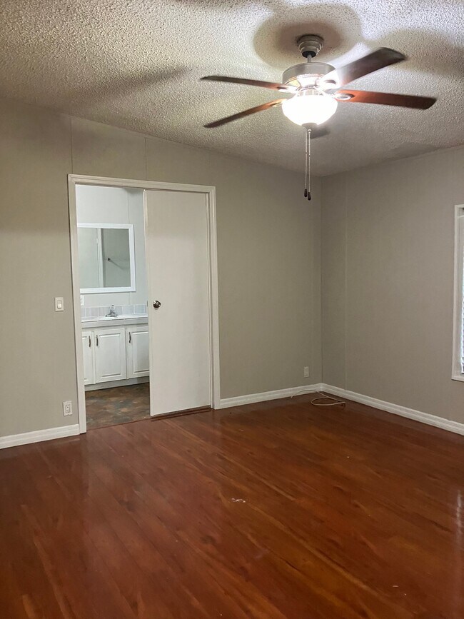Building Photo - 1706 Riverview Dr