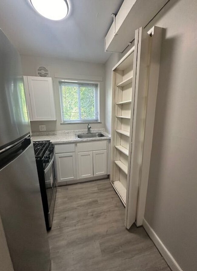 Building Photo - 2304 Riverside Dr