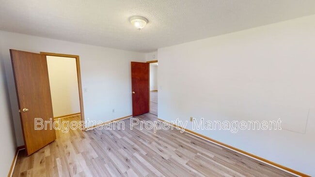 Building Photo - 214 Woodsview Dr