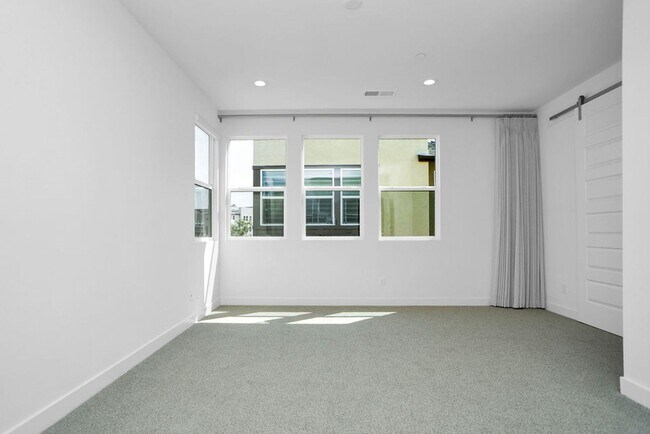 Building Photo - Gorgeous brand new townhome in 3Roots! End...