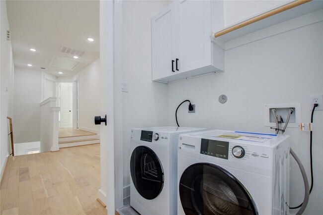 Building Photo - 3206 Live Oak St