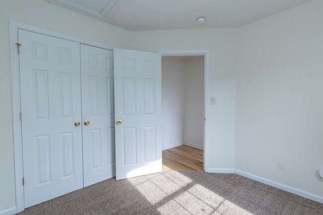 Building Photo - 3 Bed/2 Full,2 Half Bath Townhome in Martinsburg, WV