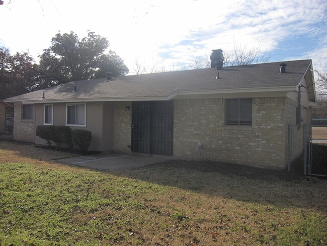 Building Photo - 2805 W Ferndale Ln