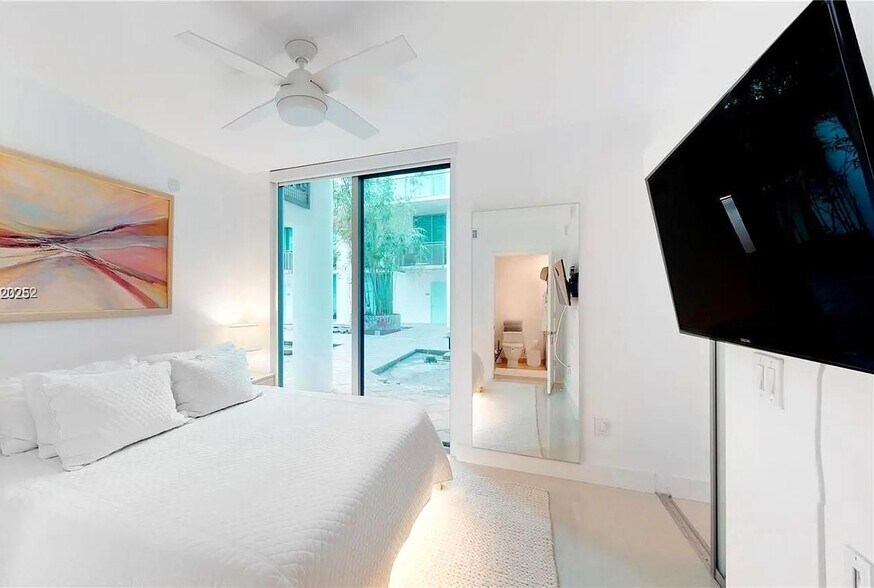 Building Photo - 6000 Collins Ave