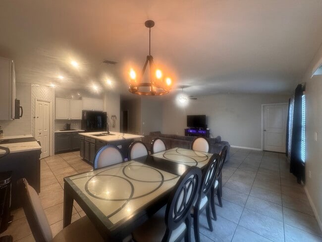 Building Photo - Beautifully Designed 4 Bedroom, 2 Bath Home