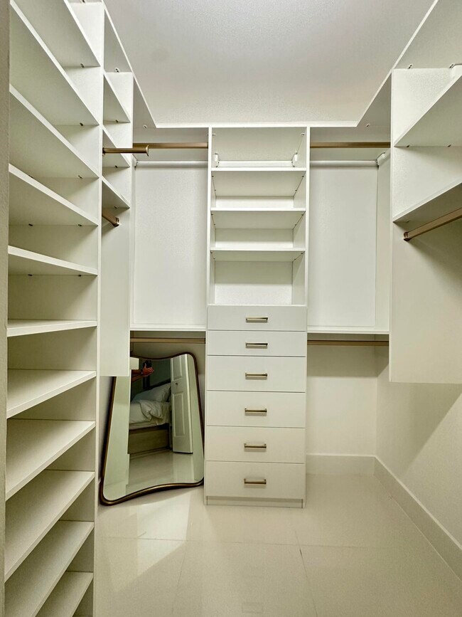 Building Photo - 630 S Sapodilla Ave