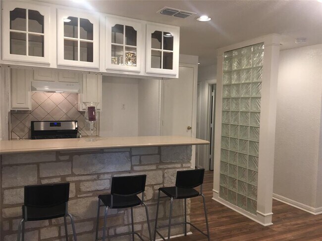 Building Photo - 6804 Suena Dr