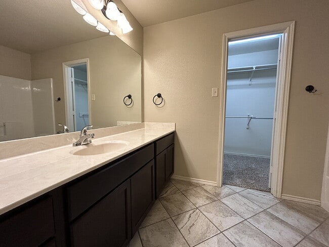 Building Photo - Duplex Located Just Off S. Loop Convenient...