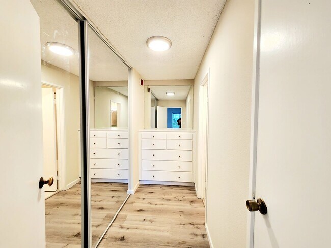 Building Photo - Large studio with private deck