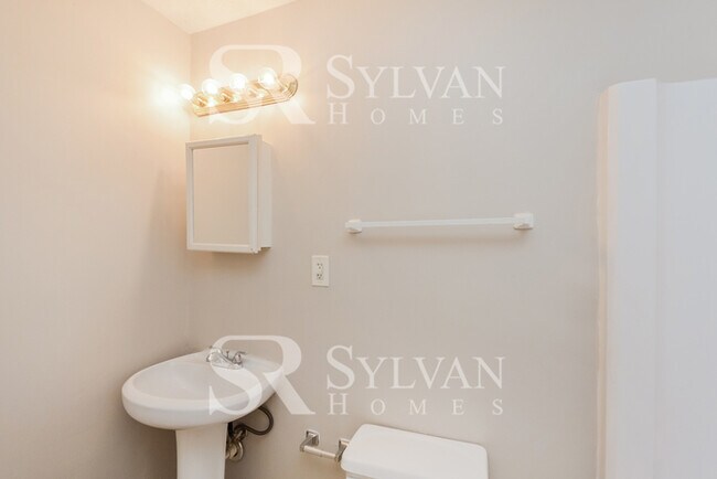 Building Photo - The living is easy in this 3 bedroom, 2 ba...