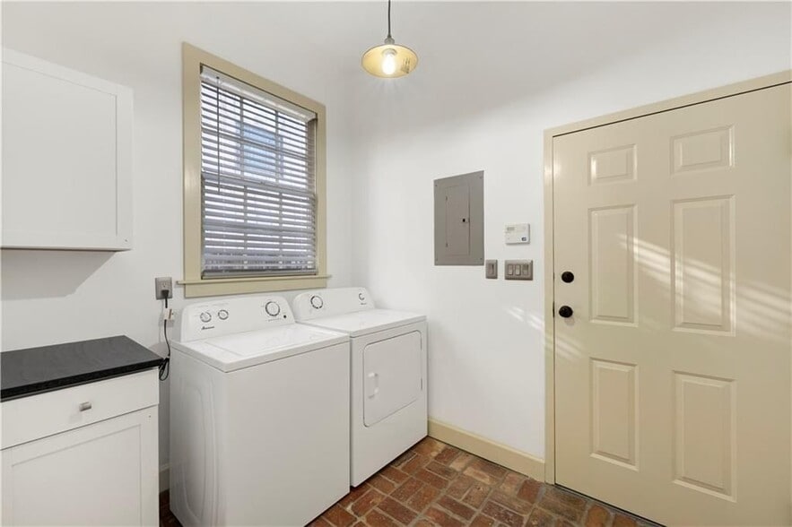 Building Photo - 305 N Jackson St