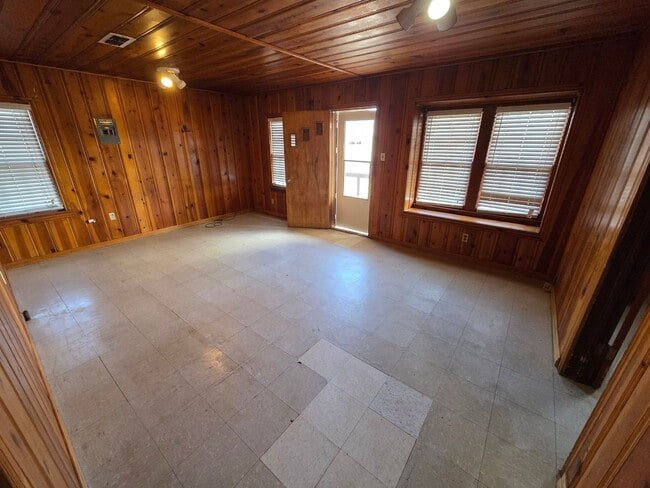 Building Photo - 3 Bedroom 1950's Home with Large Fenced Yard Available 1/12/26