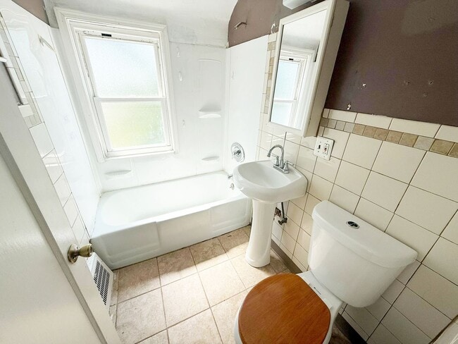 Building Photo - 2 BED 1 BATH BEAUTIFUL SINGLE FAMILY HOME ...