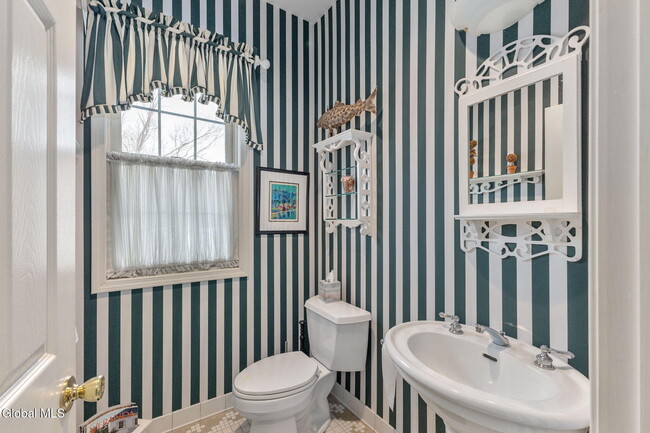 Building Photo - 158 Kaydeross Park Rd