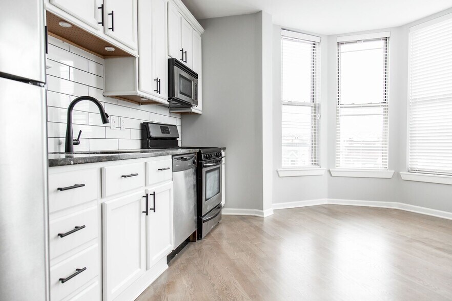Interior Photo - 3264 N Clark