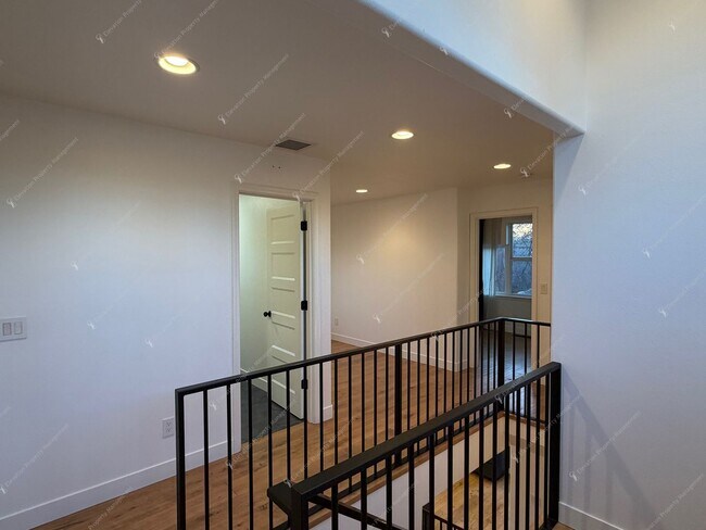 Building Photo - Find a piece of serenity in Historic Old Bend! (Unfurnished)