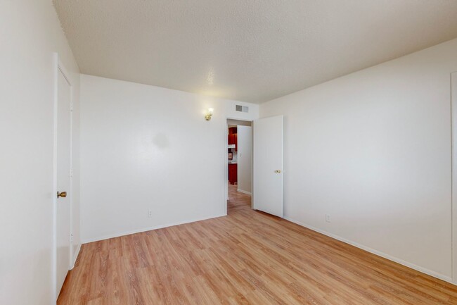 Building Photo - NE 1248/sf 3/BD 2/BA 1/CG