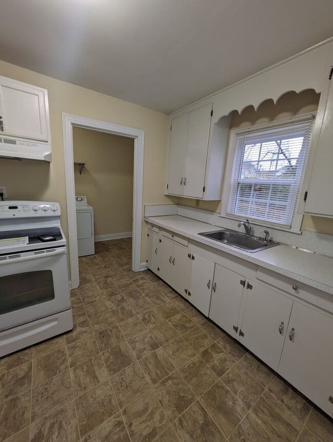 Building Photo - Great 2 Bedroom Home For Rent Near The Library!