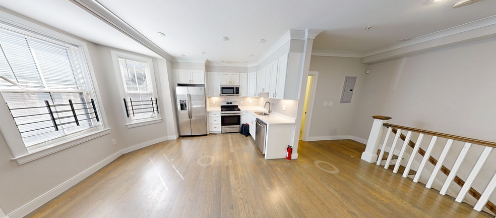 Primary Photo - 79 Linden St