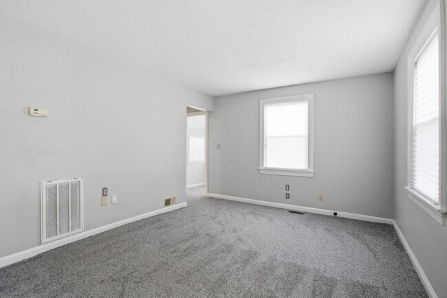 Building Photo - 2 bedroom 1 bathroom w/flex space for office in Newport News