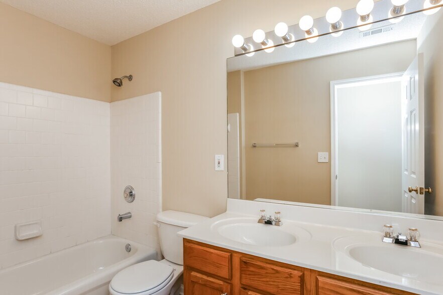 Building Photo - 4425 Ridgefair Dr