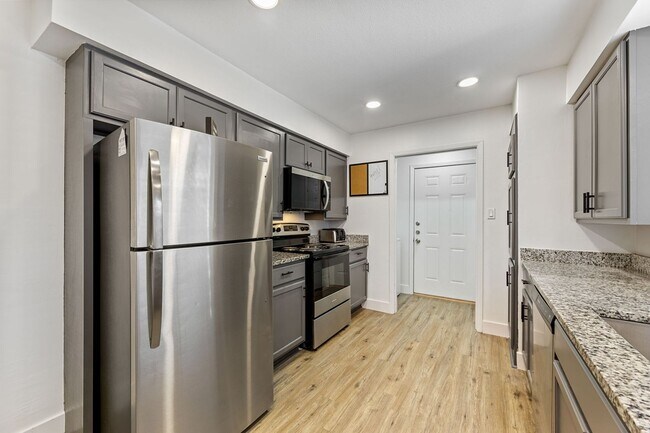 Building Photo - READY FOR MOVE IN NOW!