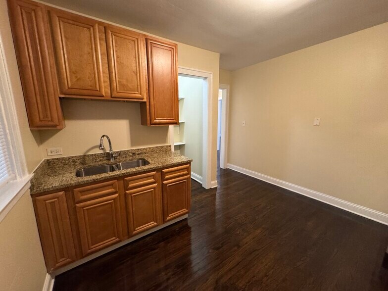 Building Photo - 2510 N LeClaire Ave