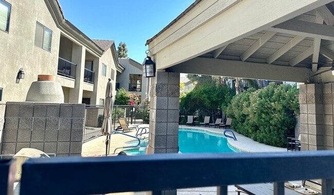 Building Photo - Gorgeous 2 bedroom / 2 bath condo in The Enclave