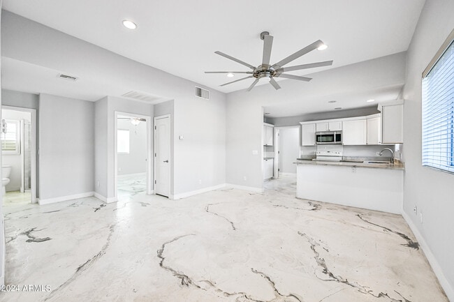 Building Photo - 1850 W Glenrosa Ave