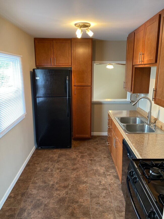 Building Photo - Move In Ready! Beautiful 3B 1b home in Lindenwood Park