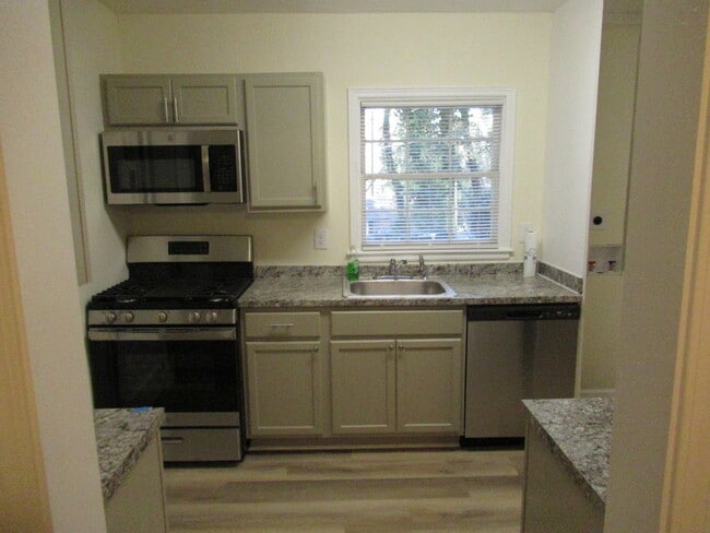 Building Photo - 2032 Rector Dr SW