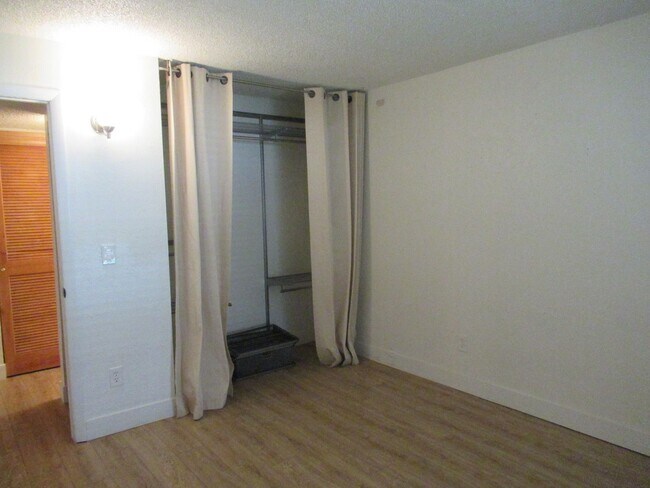 Building Photo - Adorable main floor 1 bed unit