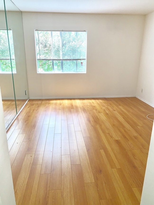 Building Photo - 5460 White Oak Ave