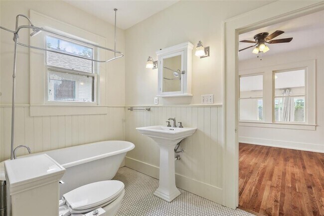 Building Photo - 4404 Avenue C