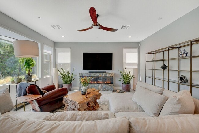 Building Photo - Amazing 2 story home in beautiful Tri Poin...