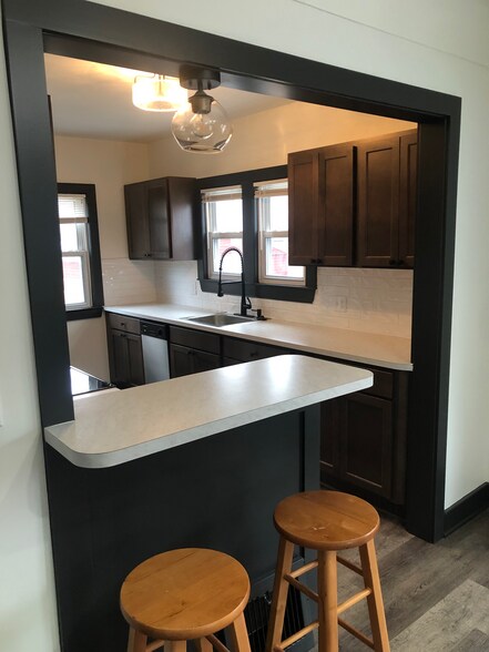 Island, Delta Faucet, Dishwasher - 524 S Dorchester Ave