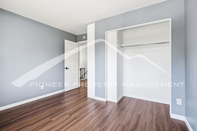 Building Photo - Spacious Townhouse with Washer/Dryer and Central AC
