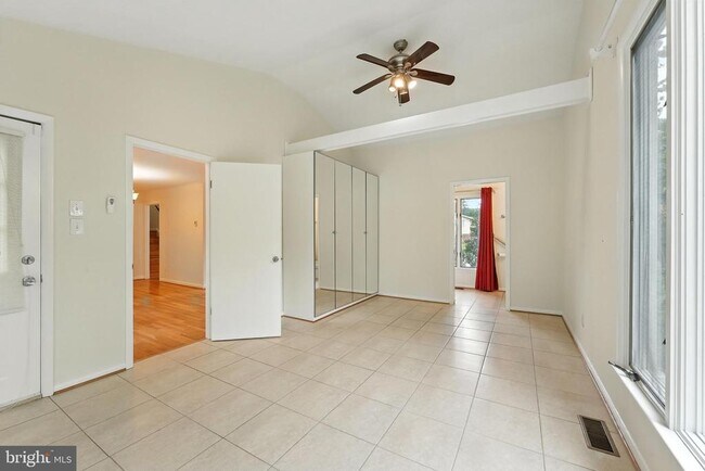 Building Photo - 5011 Roslyn Rd