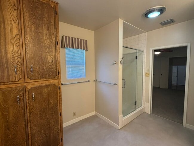 Building Photo - Spacious & Charming 3 Bedroom and a Den Home with Beautiful Updates
