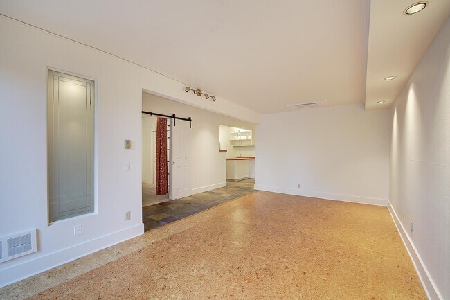 Building Photo - 1038 Lakeview Blvd E